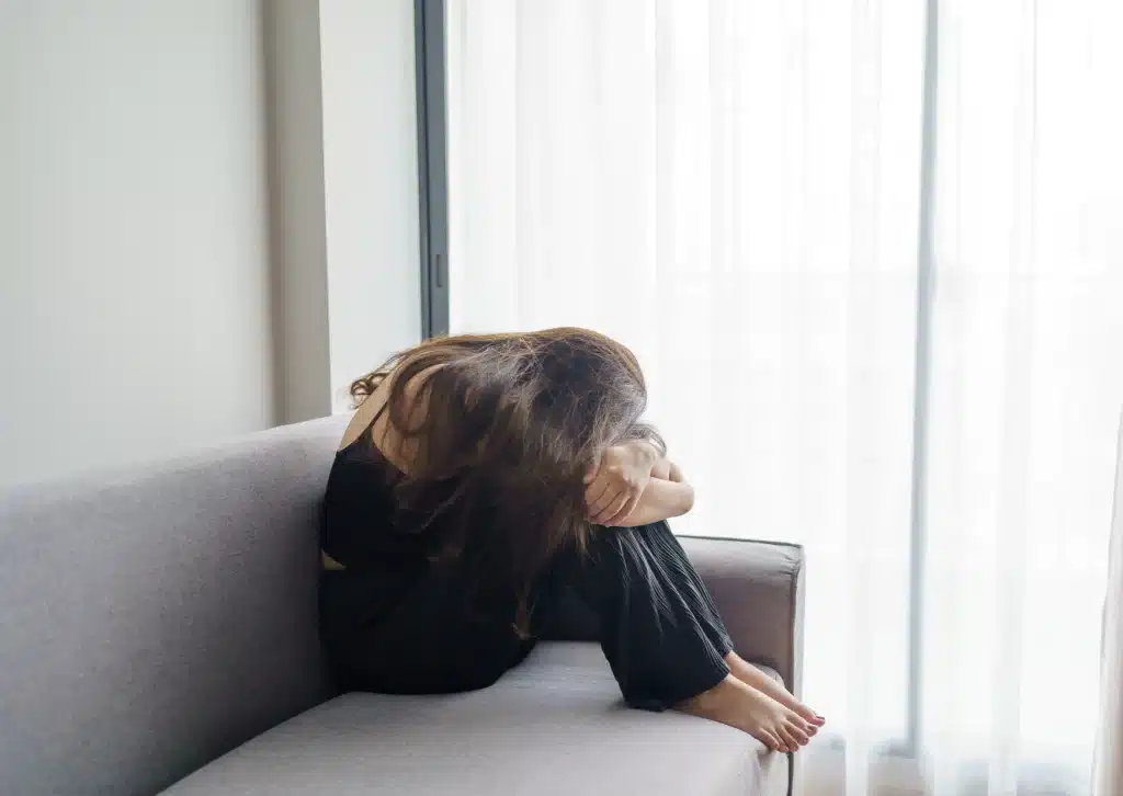 Personne se tenant la tête