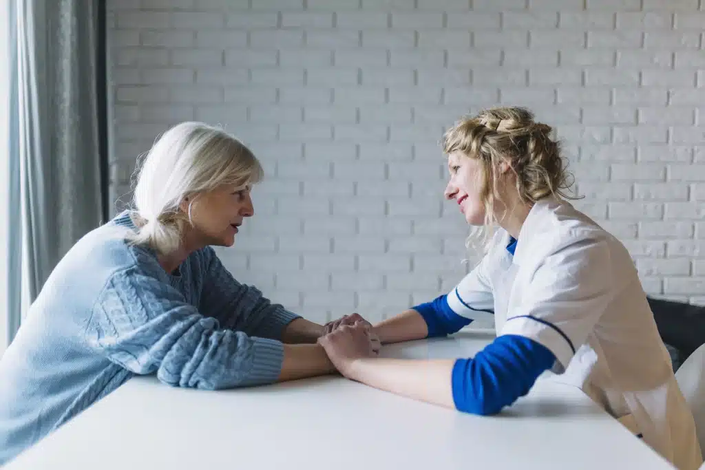 vue latéral femme parlant à une infirmière